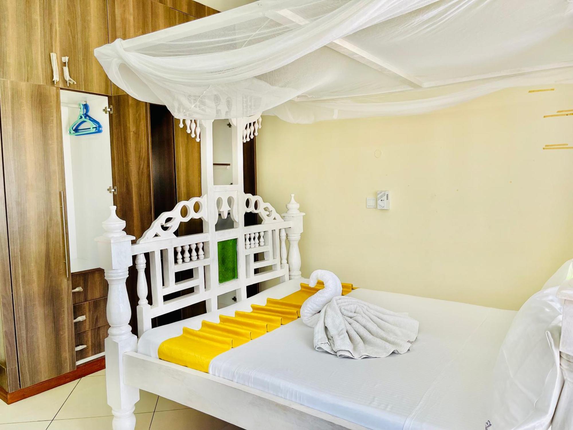 モンバサ Elna'S Nyali - Work & Unwind - Pool, Sea Views, Ac & Fast Wi-Fi Bed & Breakfast エクステリア 写真
